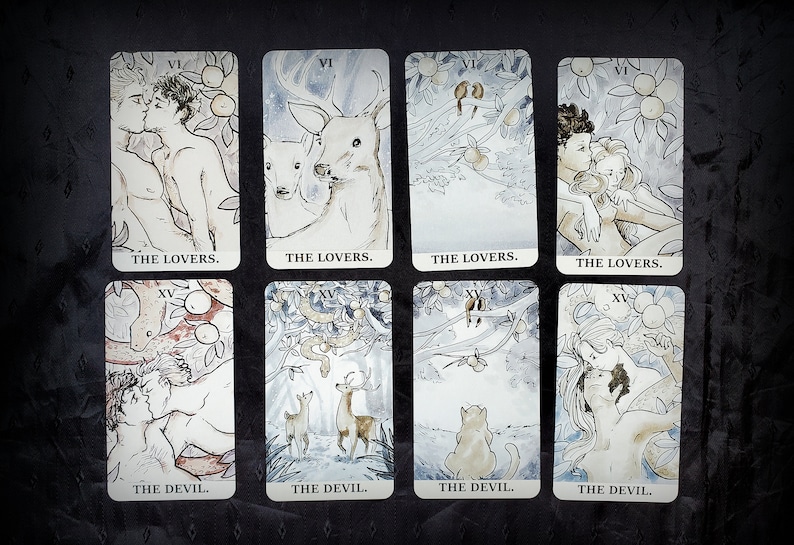 Pu&ograve; includere: Otto carte dei tarocchi, quattro che raffigurano la carta degli Amanti e quattro che raffigurano la carta del Diavolo. Le carte degli Amanti mostrano una coppia che si abbraccia, un paio di cervi, una coppia di uccelli e una coppia di umani. Le carte del Diavolo mostrano una coppia che si abbraccia, un paio di cervi, un gatto e un serpente.