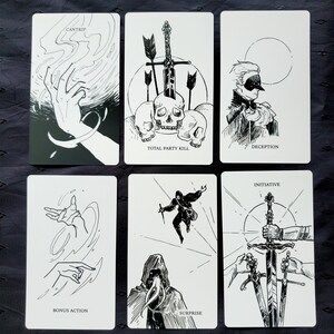 Puede incluir: Seis cartas de tarot con ilustraciones en blanco y negro. Las cartas presentan im&aacute;genes de manos, calaveras, espadas y figuras, con etiquetas de texto como "CANTIRP", "TOTAL PARTY KILL", "DECEPTION", "BONUS ACTION", "SURPRISE" e "INITIATIVE".