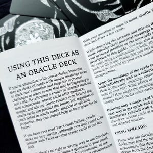 Puede incluir: Libro abierto con el t&iacute;tulo "USING THIS DECK AS AN ORACLE DECK" e instrucciones sobre el uso de cartas de or&aacute;culo. Las p&aacute;ginas son blancas con texto negro. La baraja es para orientaci&oacute;n y perspicacia.