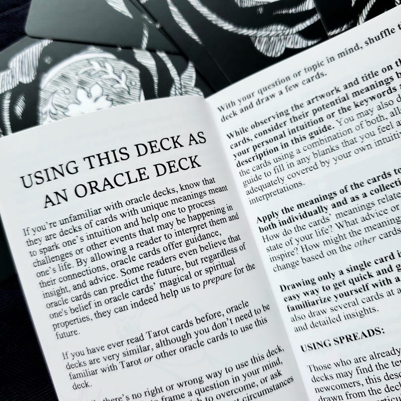 Puede incluir: Libro abierto con el t&iacute;tulo "USING THIS DECK AS AN ORACLE DECK" e instrucciones sobre el uso de cartas de or&aacute;culo. Las p&aacute;ginas son blancas con texto negro. La baraja es para orientaci&oacute;n y perspicacia.