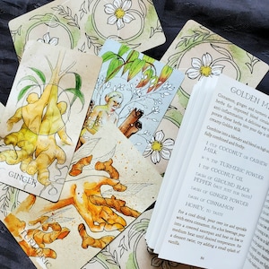 K&ouml;nnte beinhalten: Eine Rezeptkarte f&uuml;r Golden Milk mit einer Aquarell-Illustration von Ingwerwurzel. Das Rezept enth&auml;lt Zutaten wie Kurkuma-Pulver, Kokos&ouml;l, schwarzen Pfeffer und Zimt.