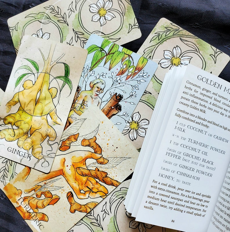K&ouml;nnte beinhalten: Eine Rezeptkarte f&uuml;r Golden Milk mit einer Aquarell-Illustration von Ingwerwurzel. Das Rezept enth&auml;lt Zutaten wie Kurkuma-Pulver, Kokos&ouml;l, schwarzen Pfeffer und Zimt.