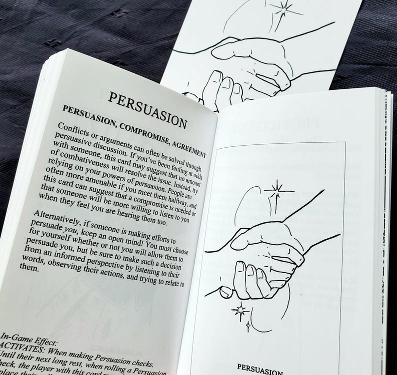 Puede incluir: Libro abierto con la palabra "PERSUASION" en la p&aacute;gina. El texto describe la persuasi&oacute;n, el compromiso y el acuerdo. Tambi&eacute;n se ve una ilustraci&oacute;n en blanco y negro de dos manos estrech&aacute;ndose.