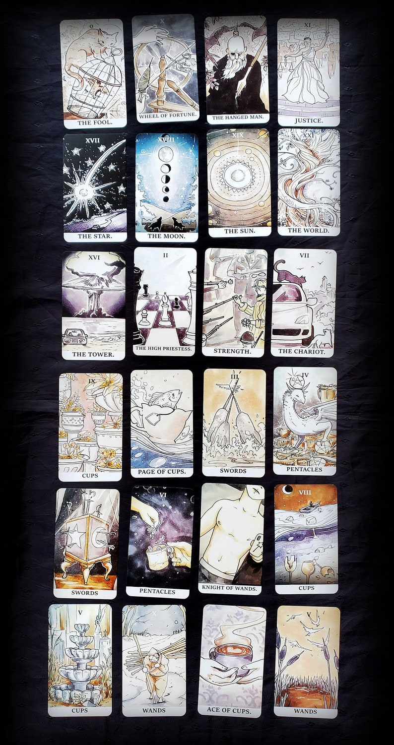 Pu&ograve; includere: Un set di 22 carte dei tarocchi con illustrazioni ad acquerello. Le carte presentano una variet&agrave; di immagini, tra cui animali, persone e oggetti. Le carte sono disposte in una griglia, con ogni carta che ha un numero e un titolo.