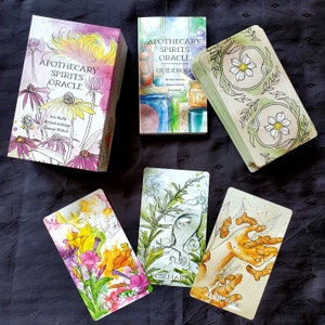 K&ouml;nnte beinhalten: Ein Set Orakelkarten mit einem Begleitbuch. Die Karten zeigen Illustrationen von Pflanzen und Kr&auml;utern, wobei die Namen "Four O'Clock", "Rosemary" und "Turmeric" sichtbar sind. Das Begleitbuch hat ein Aquarelldesign von Flaschen und Gl&auml;sern mit dem Titel "Apothecary Spirits Oracle".