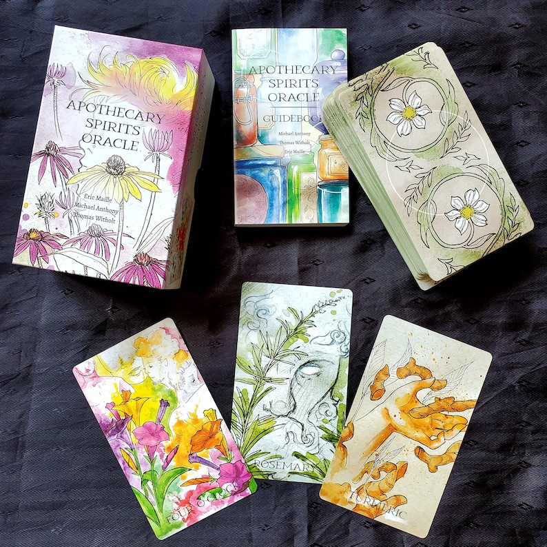 K&ouml;nnte beinhalten: Ein Set Orakelkarten mit einem Begleitbuch. Die Karten zeigen Illustrationen von Pflanzen und Kr&auml;utern, wobei die Namen "Four O'Clock", "Rosemary" und "Turmeric" sichtbar sind. Das Begleitbuch hat ein Aquarelldesign von Flaschen und Gl&auml;sern mit dem Titel "Apothecary Spirits Oracle".