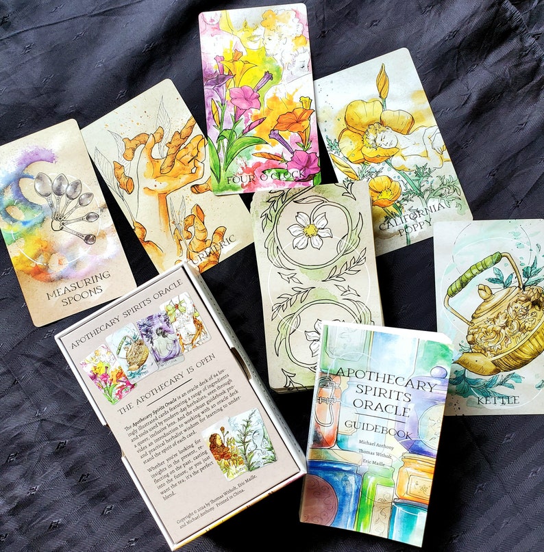 K&ouml;nnte beinhalten: Ein Satz Orakelkarten mit Aquarell-Illustrationen von Pflanzen und Blumen. Die Karten sind Teil des Apothecary Spirits Oracle-Decks. Das Handbuch ist ebenfalls abgebildet mit einer Aquarell-Illustration von Kr&auml;utern und Gl&auml;sern.