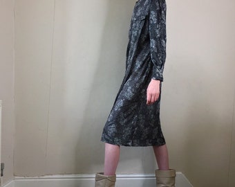 Vintage 1980s metallic silver lurex glam rock wide shoulder grunge new wave shift midi dress. Size :8/10/12 UK