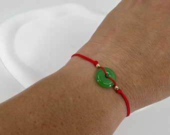 Pulsera de jade Hilo rojo • Donut de jade natural • Cuentas rellenas de oro de 18 quilates • Pulsera de buena suerte • Joyería de jade • amuleto de riqueza • Joyería hecha a mano •