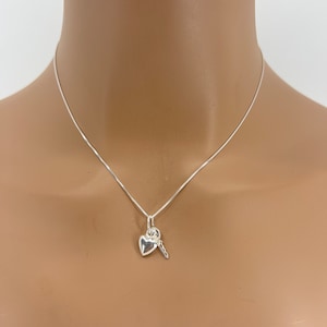 Schlüssel und bauschiges Herz aus Sterlingsilber •Kleines Herz und Herz-Anhänger •Herzschlüssel •Liebesschmuck •Valentinstag Herzgeschenk •Schlüsselanhänger Halskette