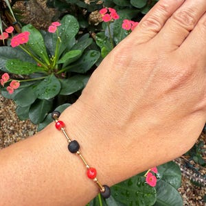 Bracelet azabache avec corail rouge et or 18 carats • Bijoux en jais véritable • Bracelet extensible avec azabache • Bracelet de protection •
