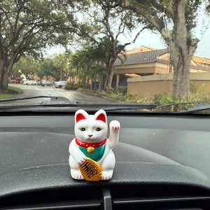 Maneki Neko Lucky Cat Figurine: Japanese Good Luck Charm