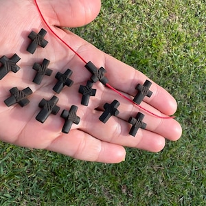 12 piezas de cruz de azabache genuina • Cuentas de azabache • Piedra azabache • Cuentas de protección • Venta al por mayor de azabache • Cuentas católicas • Suministros de azabache •