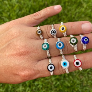 Anillo de alambre relleno de plata hecho a mano para el mal de ojo: joyería de protección