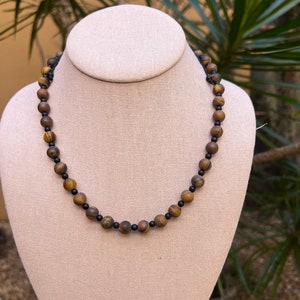 Men&#39;s Tiger Eye & Black Onyx Protection Necklace: Adjustable Beaded Design