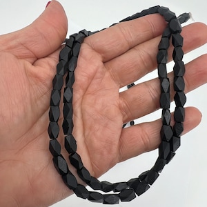 Cuentas de azabache genuinas • Cuentas rectangulares de 5 x 9 mm con corte de diamante • Cuentas de azabache • Cuentas de piedra azabache • Cuentas para protección • Azabache negro •
