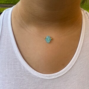 Handgemachte Synthetische Opal Hamsa Invisible Halskette