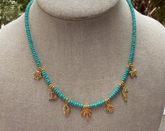 Collar de cuentas turquesas con dijes de verano / Collar de playa con dijes de palmera, estrella de mar y océano