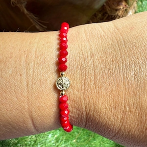 Czerwona bransoletka z medalikiem św. Benedykta • Bransoletka z medalikiem św. Benedykta • Czerwona bransoletka ochronna • Bransoletka z koralików • Biżuteria katolicka