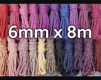Peut inclure: Une collection de cordes de 6 mm d'épaisseur et de 8 mètres de long, dans différentes couleurs, notamment rouge, rose, violet, bleu, noir et beige. Les cordes sont faites de fibres naturelles et ont une surface texturée.