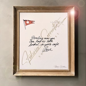 Peut inclure: Une note manuscrite encadrée avec un drapeau rouge et blanc dans le coin supérieur gauche. La note dit "Darling now you can keep us both locked in your safe Rose" et est signée "Federico". La note est intitulée "On Board RMS Titanic."