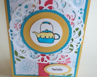 Tarjeta elegante y hecha a mano con temática de té, es la hora del té, té de la tarde, flores y té, té de damas, con volantes, tarjeta con tetera