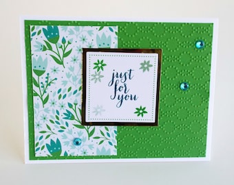 Tarjeta hecha a mano "Solo para ti", con tulipanes verdes y azules, para cualquier ocasión, para desear pronta recuperación, felicitaciones, cumpleaños, tarjeta para amigos, diseño limpio y sencillo.