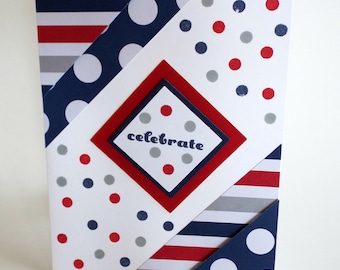 Tarjeta patriótica hecha a mano con los colores rojo, blanco y azul, lunares y rayas, feliz cumpleaños, felicitaciones, jubilación, militar