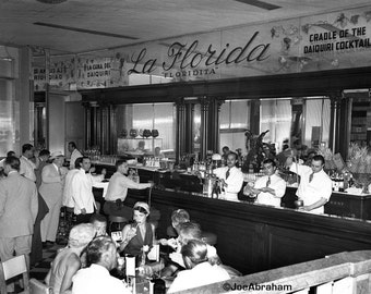 El Floridita Bar, Havanna, Kuba, Vintage Originalfotografie, 1950er Jahre Fotos, historische Fotos, Kunstfotografie, schwarz-weiß, Wanddekor