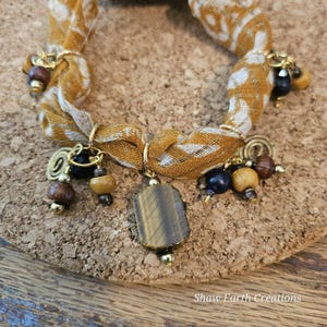 Goldenes Wickelarmband mit Tigerauge Anhänger und Natürlichen Holzperlen Boho Schmuck