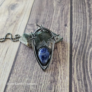 Collana Velaris in sodalite fantasy in argento sterling, parte della collezione The Shadow Realm, realizzata a mano da Shaw Earth Creations