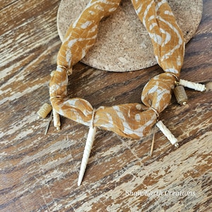 Handmade Statement Halskette - recycelter Sari Stoff, Knochen und geschnitzte Perlen, umweltfreundlicher Boho Anhänger aus der Wildspun Kollektion