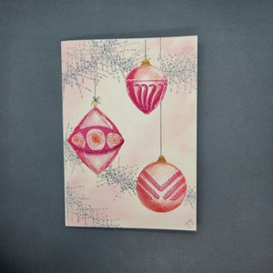 Cartão de Natal com enfeites vintage de ouropel rosa pintado à mão