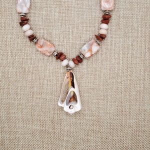 Collar playero de jaspe y concha marina con cuentas a mano