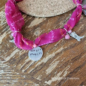 Bougie Cowgirl Wickelarmband – Gestempelt Anhänger, Western Charms & Beads – Boho Rodeo Schmuck – Wildspun by Shish Earth Creations