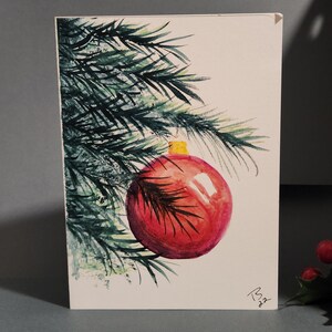 Enfeite vermelho na árvore de Natal Cartão de Natal pintado à mão