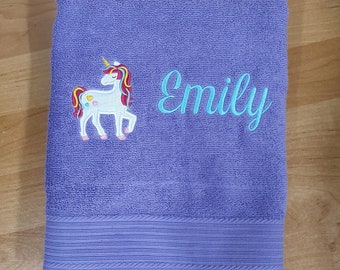 Handtuch lila bestickt mit Einhorn + Name, 50x100 cm oder 70x140 cm, viele Farben, Farbauswahl Stickerei Schwimmen Schwimmkurs Gäste