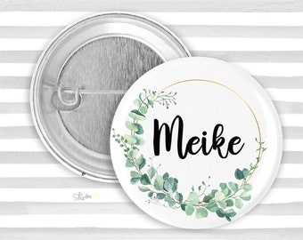 Button Name Namensschild, 59mm Eukalyptus 2 personalisiert - JGA Schwester Hebamme Patentante Patenonkel Einschulung Abschluss Arbeit