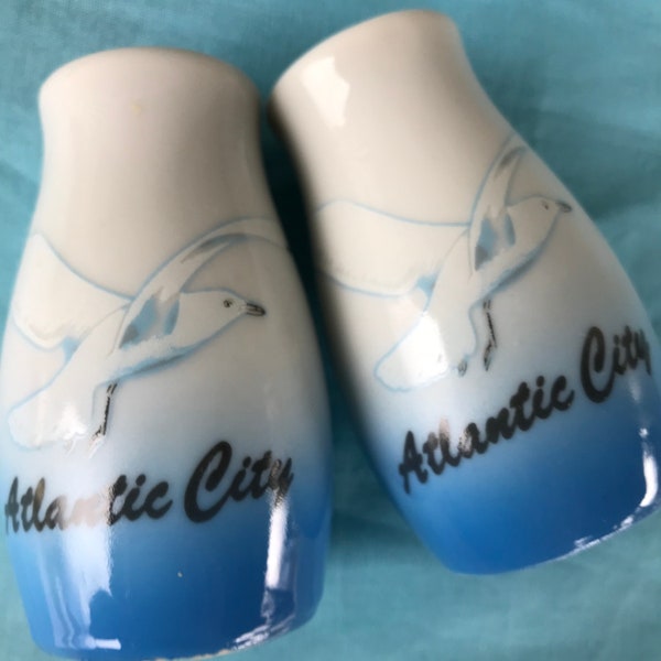 Vintage Atlantic City Seagull Salt and Pepper Shakers, Beach Souvenir Shakers, Ombre Beach Decor, Beach House, Japan, 1950s-60s