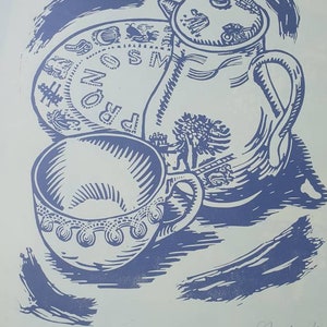 Peut inclure: Une estampe linogravure bleue et blanche d'une théière, d'une tasse et d'une soucoupe. L'estampe est intitulée "Jardin" et signée "Sherbin 22". L'estampe est numérotée 3/14.
