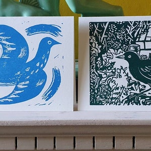 Pomba ou melro - Cartão em branco - impressão tipográfica de linóleo original - cena de jardim - pássaro azul