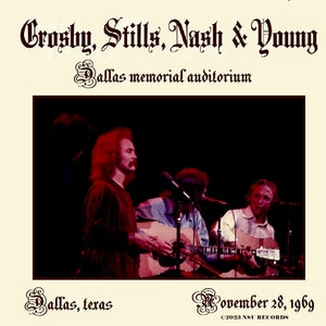 Könnte beinhalten: Ein Vintage-Konzertplakat mit Crosby, Stills, Nash & Young im Dallas Memorial Auditorium. Das Bild zeigt die Band beim Gitarrenspiel. Das Plakat enthält das Datum 28. November 1969 und den Ort Dallas, Texas.