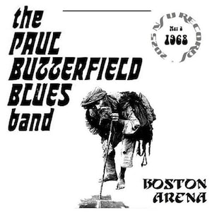 Puede incluir: Cartel de concierto en blanco y negro de The Paul Butterfield Blues Band. El cartel presenta el nombre de la banda en texto en negrita y estilizado, junto con una ilustración de un hombre con un bastón. También se incluye el texto "Boston Arena" y "Mar 3 1968".