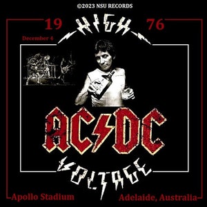 Puede incluir: Un cartel de concierto en blanco y negro para la gira High Voltage de AC/DC en 1976. El cartel presenta una foto de Angus Young sosteniendo una botella de whisky. El texto en el cartel dice "19 HIGH 76", "December 4", "AC/DC", "VOLTAGE", "Apollo Stadium" y "Adelaide, Australia".