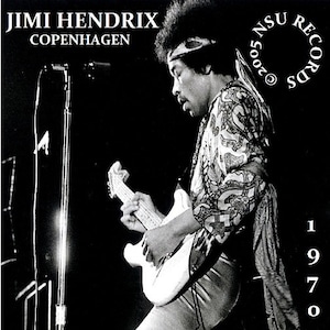 Puede incluir: Foto en blanco y negro de Jimi Hendrix tocando una guitarra eléctrica blanca. La foto es de un concierto en Copenhague en 1970. El texto "Jimi Hendrix Copenhagen" y "NSU Records 2005" son visibles en la imagen.