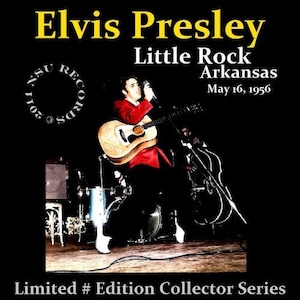 Puede incluir: Una fotografía en blanco y negro de Elvis Presley actuando en el escenario con una guitarra. La foto es de un concierto en Little Rock, Arkansas, el 16 de mayo de 1956. La foto forma parte de una serie de coleccionista de edición limitada.