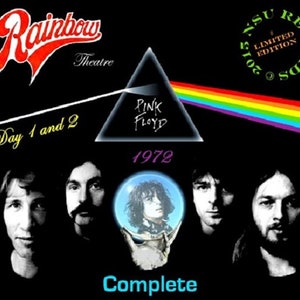 Op de afbeelding: Een zwart-wit poster met een regenbooggrafiek en de tekst "Rainbow Theatre" bovenaan. De poster bevat ook een driehoek met de tekst "Pink Floyd" en "1972" erin. De poster bevat ook de tekst "Dag 1 en 2" en "Compleet".
