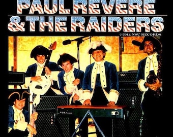 Puede incluir: Una portada de álbum de vinilo vintage con una banda llamada "Paul Revere & The Raiders". Los miembros de la banda están vestidos con atuendos de la época colonial y están tocando instrumentos musicales. La portada del álbum se titula "Here They Came!" e incluye el texto "Limited # Collectors Edition".