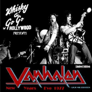 Może przedstawiać: Czarno-białe zdjęcie z koncertu z zespołem Van Halen występującym w Whisky a Go Go w Hollywood. Nazwa zespołu jest w czerwono-niebieskim tekście na dole, z tekstem "New Years Eve 1977".
