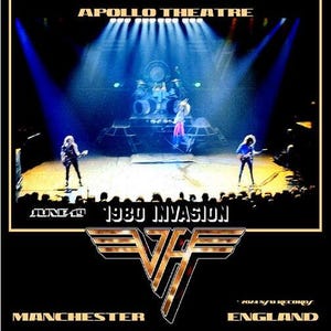 Może przedstawiać: Plakat koncertowy dla Van Halen w Apollo Theatre. Scena jest oświetlona niebieskimi reflektorami, a zespół występuje. Plakat zawiera tekst "June 19 1980 Invasion" i logo zespołu.